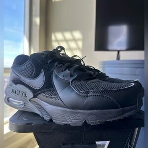 Nike Black Low-Top Air Max Sneakers Sz 10.5 Preowned good condition